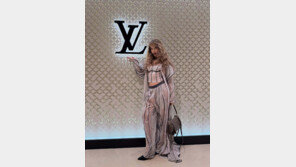 블랙핑크 리사, ‘재벌 남친’ 가문 명품 브랜드 행사장 출격…독보적 미모