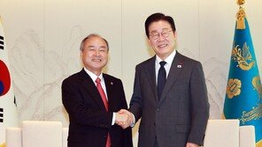 李 만난 손정의 “인류가 금붕어 되고, AI가 인간 될 것”