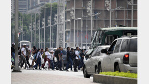 “美젊은층 64% ‘민주주의 위기’…‘부모보다 잘 살 것’ 응답 30%뿐”