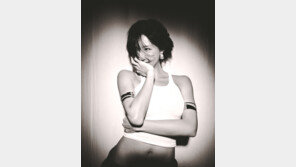 화사, 시즌그리팅 속 비주얼 매혹 그 자체…팬심 저격