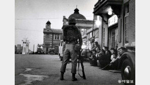 시대를 가르는 두 장의 계엄 사진…코트에 숨긴 카메라 vs SNS [청계천 옆 사진관]