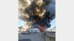 경북 칠곡 섬유공장서 화재…소방당국 진화 중