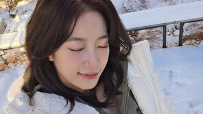 르세라핌 카즈하, 눈 내린 거리서 뽐낸 ‘겨울 여신 비주얼’