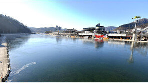 살얼음 끼는 화천천… 산천어축제 ‘이상 無’