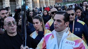 밀라노 올림픽 두달앞, 콜로세움 도착한 성화