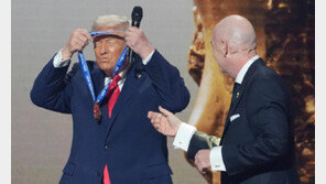 노벨상 불발 트럼프, FIFA 평화상 받아… 美언론 “스포츠정신 벗어난 노골적 아첨”