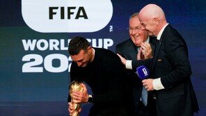 FIFA 회장, ‘월드컵 우승’ 감독 못 알아본 해프닝에 “사과드린다”