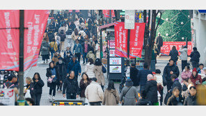 관광객으로 북적이는 명동