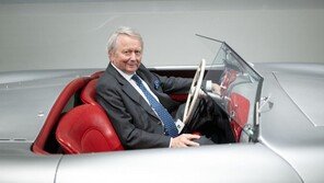 82세 포르셰 회장, 치매 아내 이혼뒤 20세 연하와 결혼