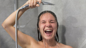 물줄기 확 세진다…샤워기 30분만에 복원하는 방법 [알쓸톡]