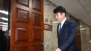‘인사청탁 문자’ 與 문진석 “지도부에 거취 결정 위임하겠다”