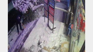 배달 대기하던 라이더, 피자집 쌓인 눈 싹 쓸어줘 ‘감동’ (영상)