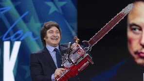 아르헨 ‘전기톱 긴축정책’ 2년…물가 잡았지만 성장·고용 적신호