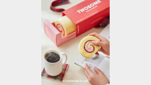 투썸플레이스, 연말 수요 겨냥한 ‘딸기 롤케이크’ 출시