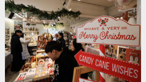 북적이는 크리스마스 소품점