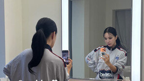 56세 엄정화 동안 미모 과시…거울 셀카 찰칵