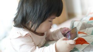 “12살 이전 스마트폰 사용, 우울증·비만 위험 높아진다”