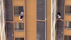 “헉, 아내 왔다”…창밖 밀려난 내연녀, 10층 난간에 대롱대롱