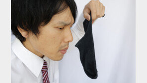“양말 버릴 필요 없다”..수명 늘리는 가성비 甲 루틴 3단계 [알쓸톡]
