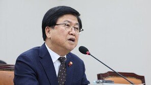 최교진 “수능 난이도 조절 실패 사실…평가원장 사퇴 예단 어려워”