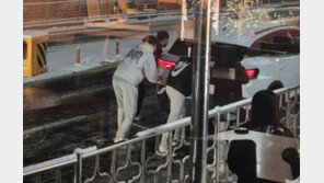 폭설로 차량 고립되자…가방까지 던지고 도운 중학생들