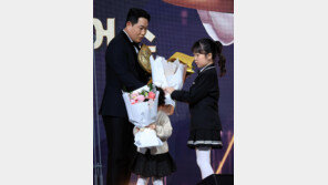 딸들 꽃다발 받은 양의지… 10번째 황금장갑 최다 타이