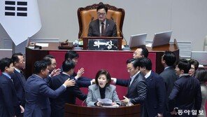 필버 13분만에 마이크 끈 우원식… “禹독재” “내란정당” 난장판