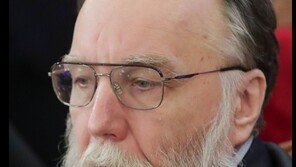 “英, 러 철학자 두긴·군사분석센터 라이바르 등 제재” 타스