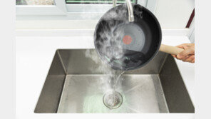 싱크대에 끓는 물 부어 청소? 수리비 폭탄 맞는다 [알쓸톡]
