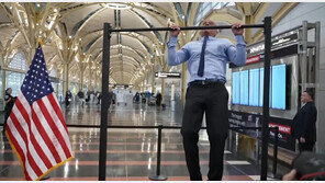 71세 vs 54세 장관 턱걸이 대결…‘반전 결과’에 美 전역 술렁 (영상)