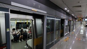 지하철 9호선 고속터미널역서 급행 열차 고장…출근길 불편