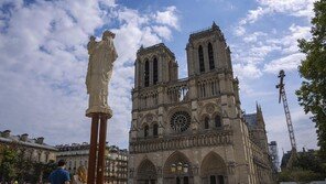 노트르담 대성당에 ‘21세기 스테인드글라스’ 설치…거센 반대 여론에 논란