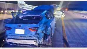 퇴근길 날벼락…‘비상 착륙’ 소형 비행기, 차량 들이받았다