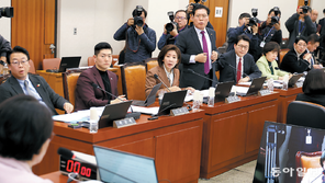 ‘의제 무관’ 이유로 필버 중단 전례 없어… 추미애 노래 부르기도