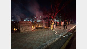 “국회서 테니스 치는게 꼴보기 싫어” 담장에 불지른 군무원