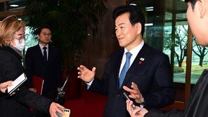 정동영 “야인시절 천정궁서 윤영호 한번 만나 통일 얘기했을 뿐”