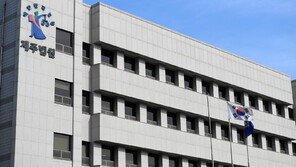 무면허 오토바이 몰다 경찰 매달고 도주…40대 중국인 실형