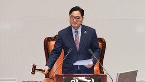 ‘61년만에 의장이 필버 방해’ 곽규택 피켓에 우원식 “법 지켜라”