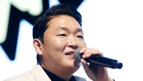 싸이, 수면제 대리수령 의혹…경찰, 소속사·차량 압수수색