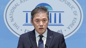 조국당 당사 앞 줄지어 선 근조화환들…당원들 “혁신은 죽었다”