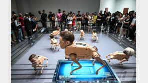 ‘김정은 얼굴’ AI 로봇개, 1억4600만원에 팔려…배변하듯 사진 출력도