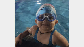 ‘만 1세’의 나이로 100m 수영한 아기…10분8초 걸려