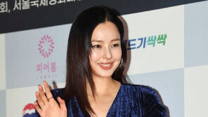 둘째 출산 이하늬 4개월만 복귀…완벽 드레스 자태