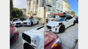 “영원히 머물건가”…자율주행 택시 3대 대치에 막힌 골목길