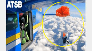 비행기 꼬리에 낙하산 걸려 대롱대롱…칼로 끊고 극적 생존