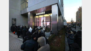 한파에도 오픈런…두번 접는 ‘갤럭시 Z 트라이폴드’ 출시