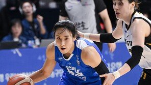 여자농구 우리은행, 국민은행 59-54 제압…시즌 마수걸이 연승