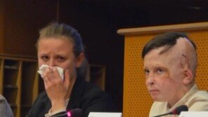 “잔해 속에서 작별 인사”…유럽의회 울린 11살 우크라 소년