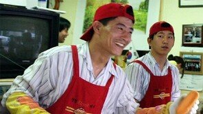 적자에도 1000원 버거 지키며 기부…고려대 명물 ‘영철버거’ 이영철씨 별세