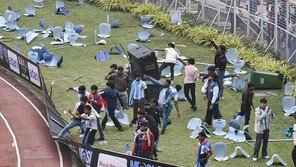 메시 보러온 인도 팬들, 좌석 뜯고 그라운드 난입…왜?